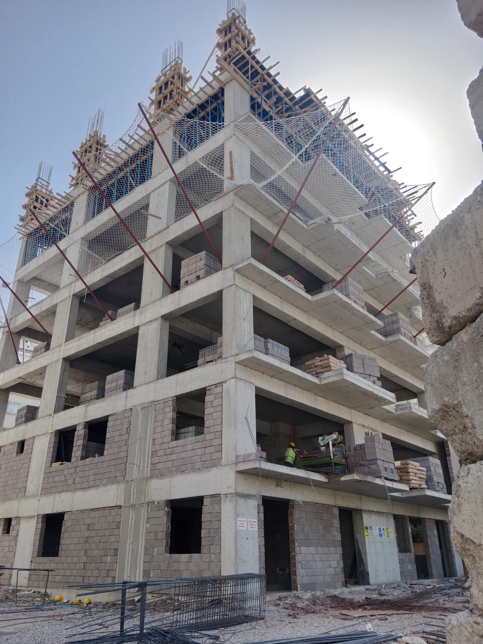 Bayraklı 100. Yıl Sitesi betonarme karkas inşaatı