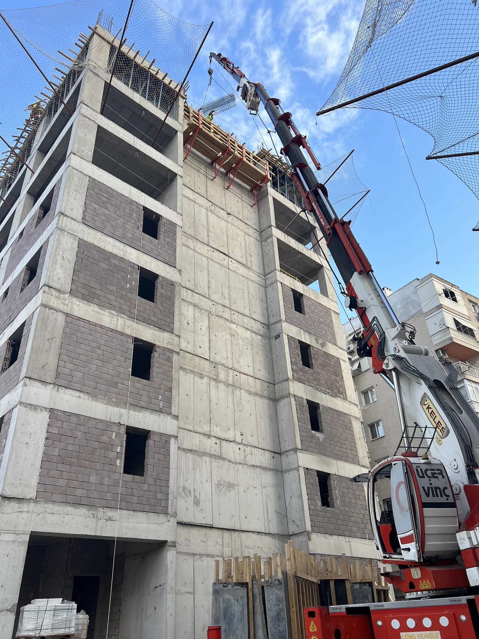 Mobil vinçle üst kata donatı kafesi taşınması