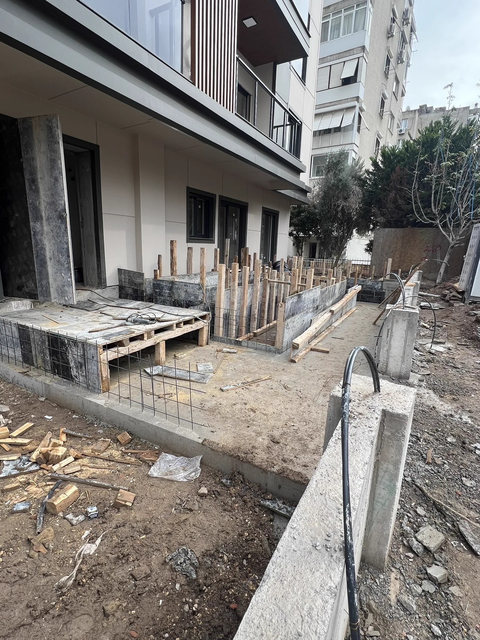Konut bloğu girişleri ve bahçe duvarı kalıp imalatı