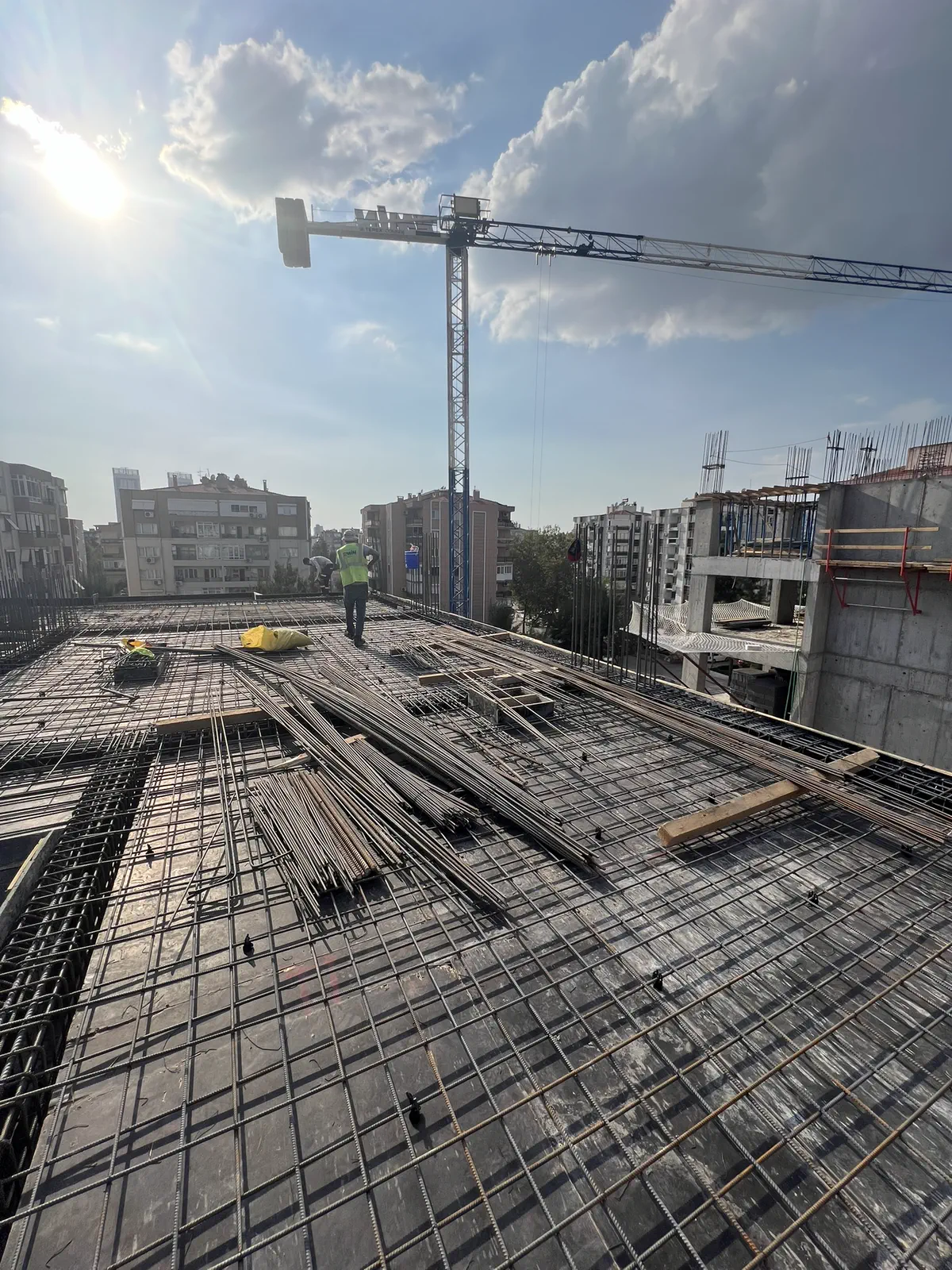 Bayraklı 100. Yıl şantiyesinde döşeme donatısı uygulaması