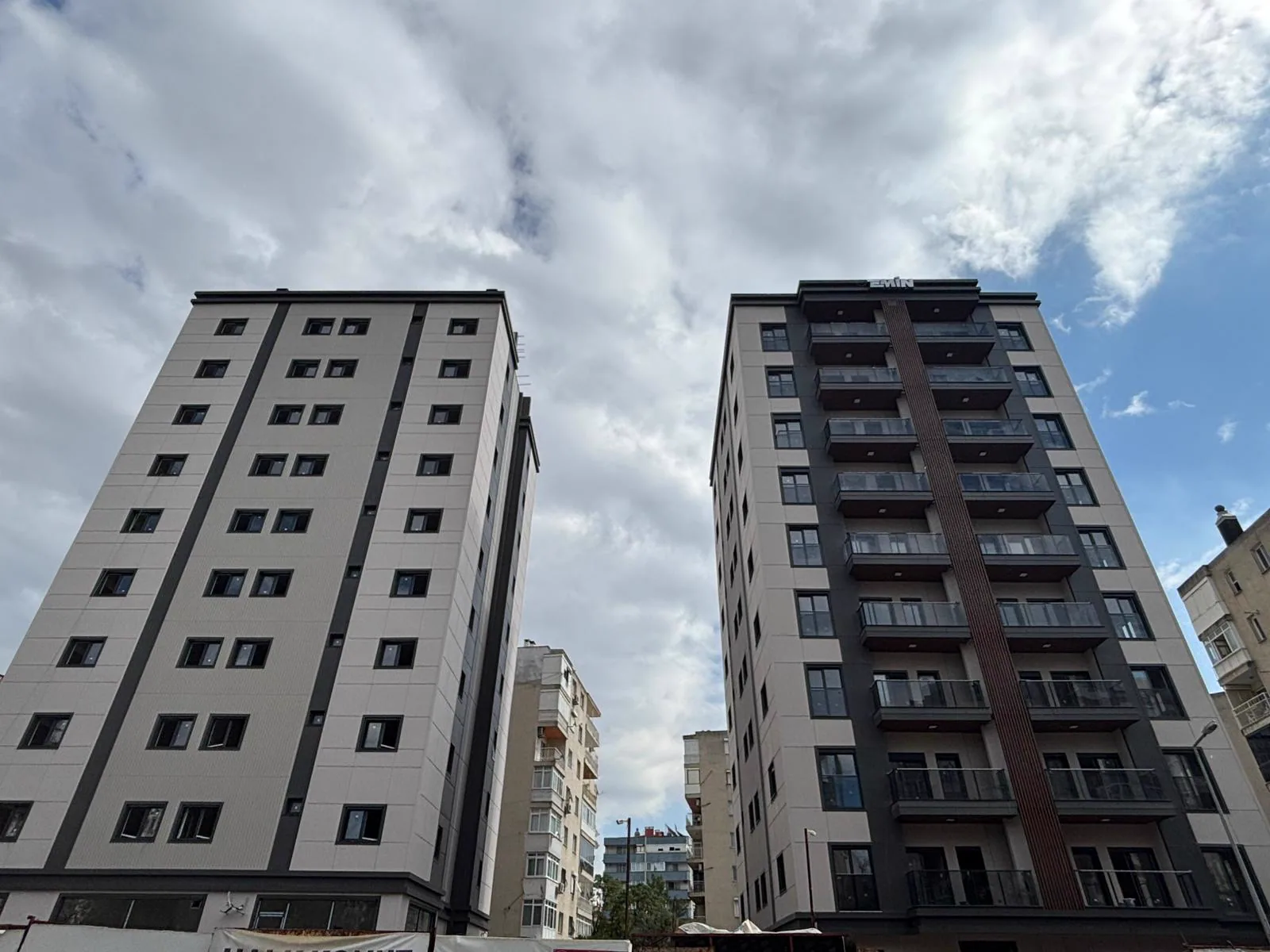 Bayraklı 100. Yıl Sitesi'nin tamamlanan iki konut bloğu
