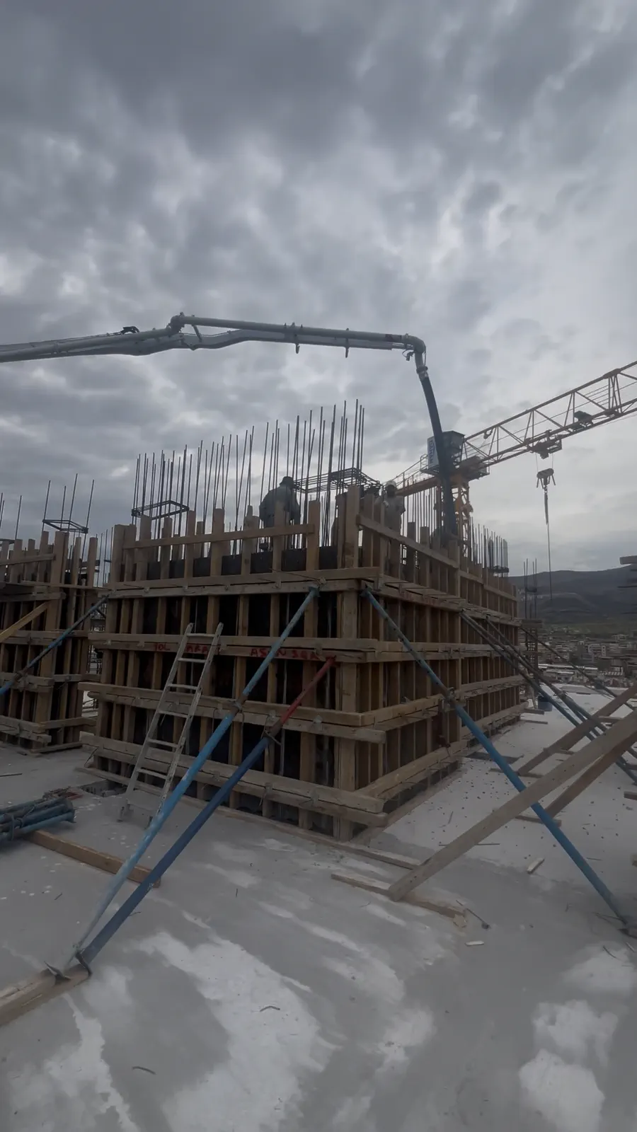 Halk Konut 15 şantiyesinde beton pompasıyla kolon betonunun dökülmesi