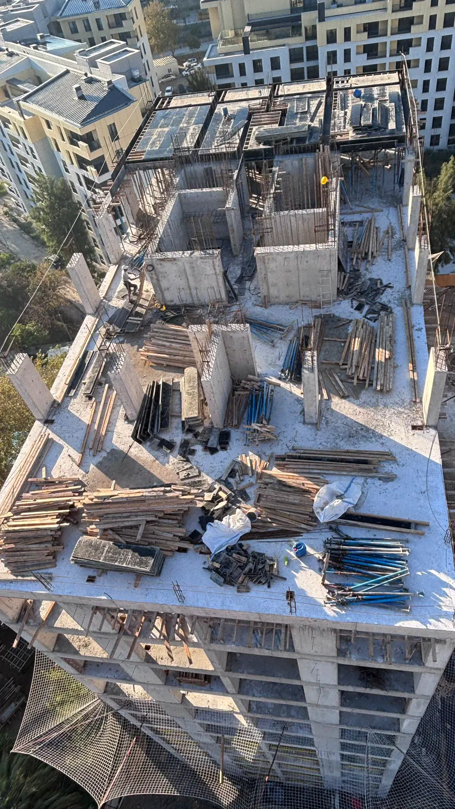 Halk Konut 15 yapısının üst kat betonarme imalatlarına yukarıdan bakış