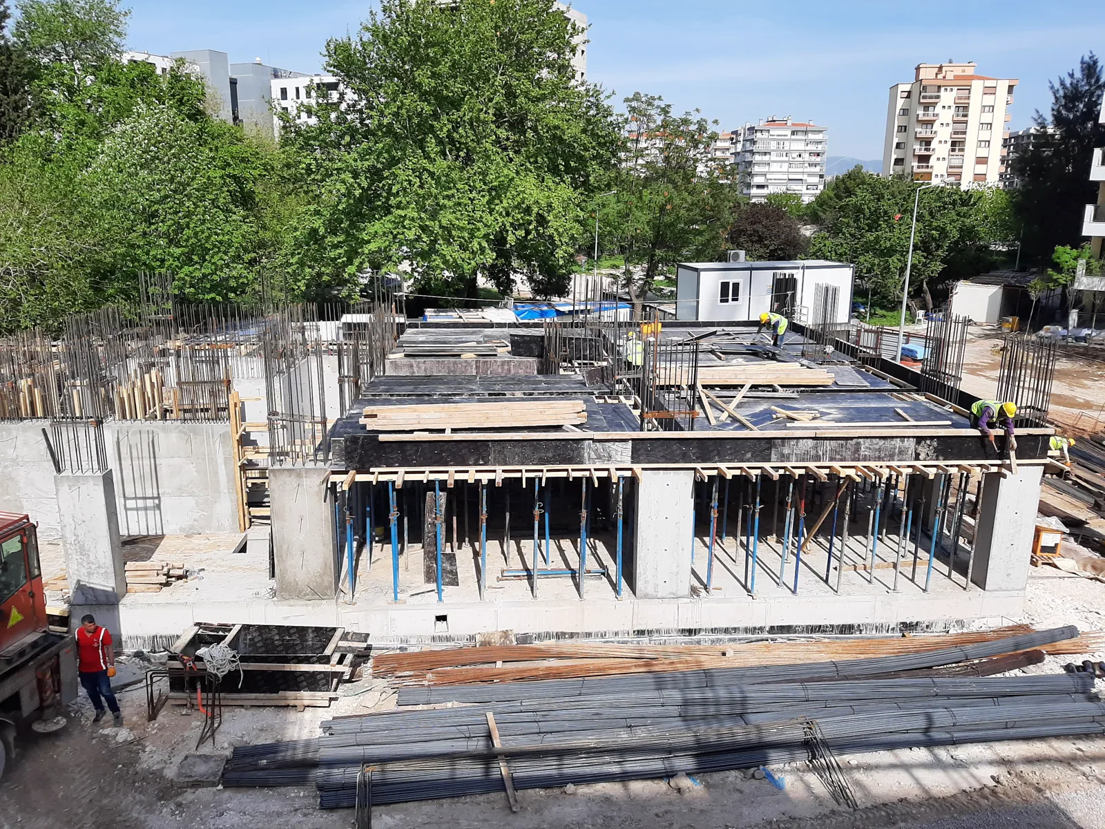 Halk Konut 15 şantiyesinde kalıp ve donatı çalışmaları