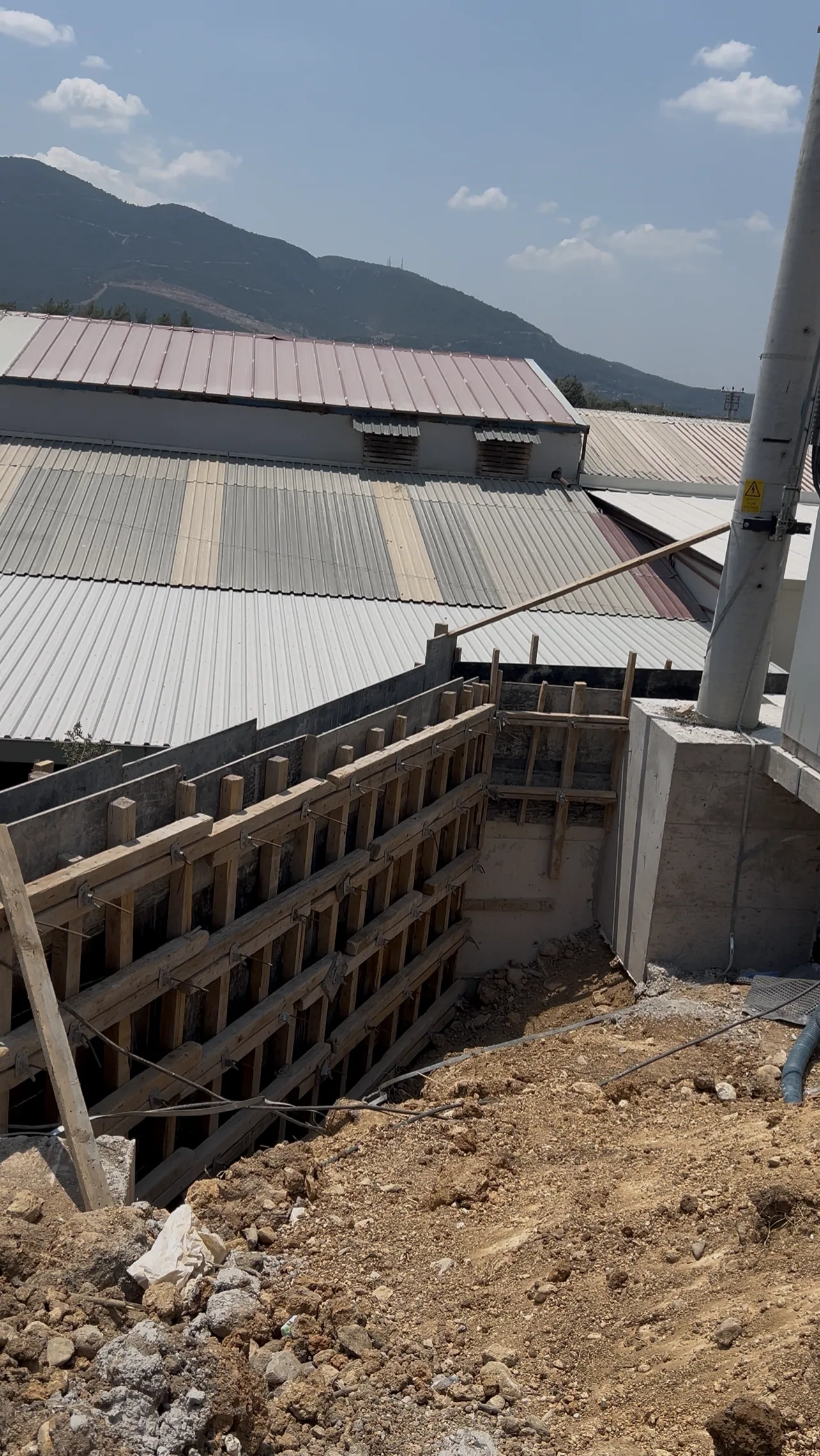Rema İskele İzmir fabrikasında istinat duvarı kalıp çalışması