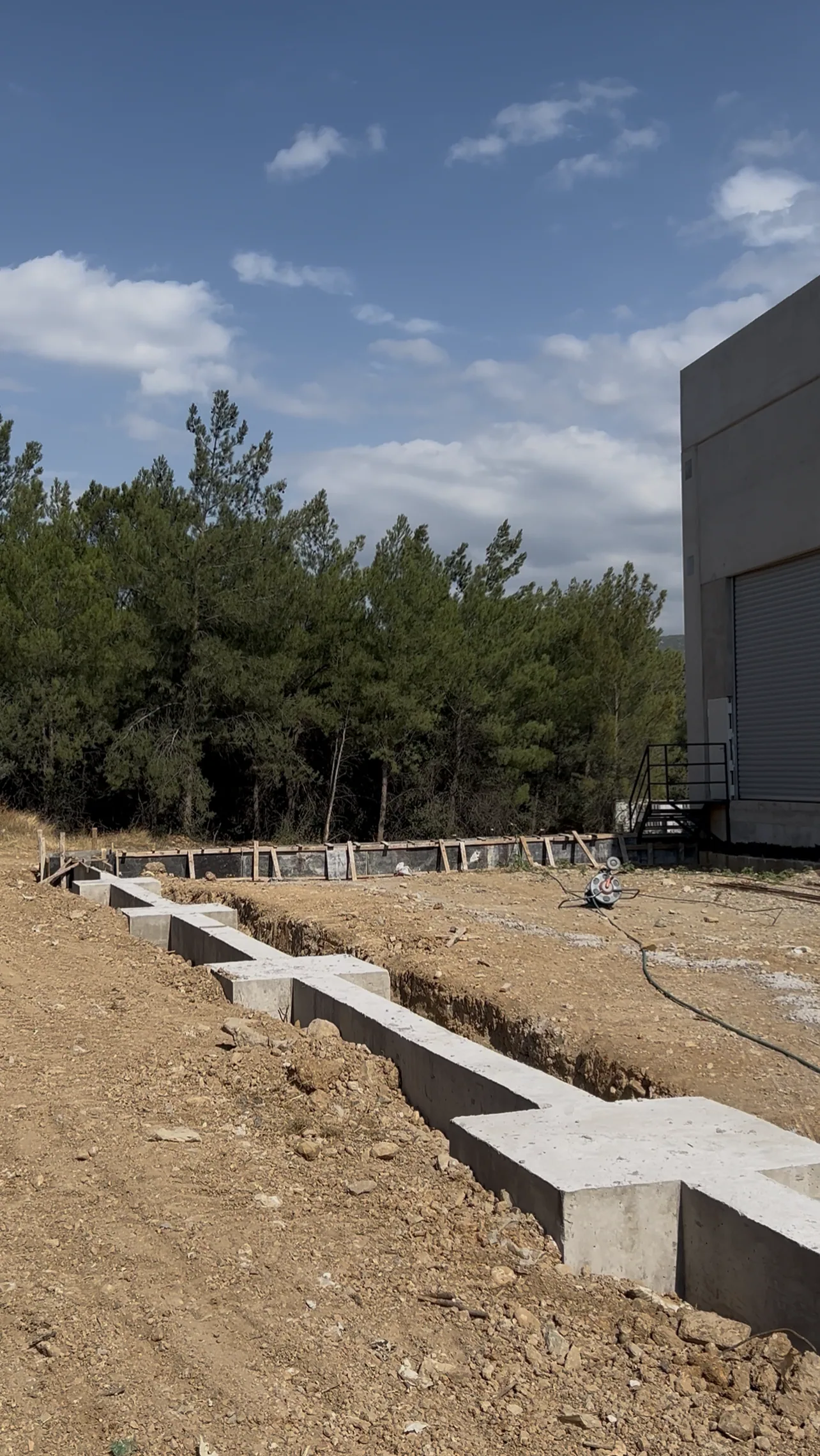 Rema İskele İzmir fabrikası çevresindeki betonarme temel ve bahçe duvarı imalatı